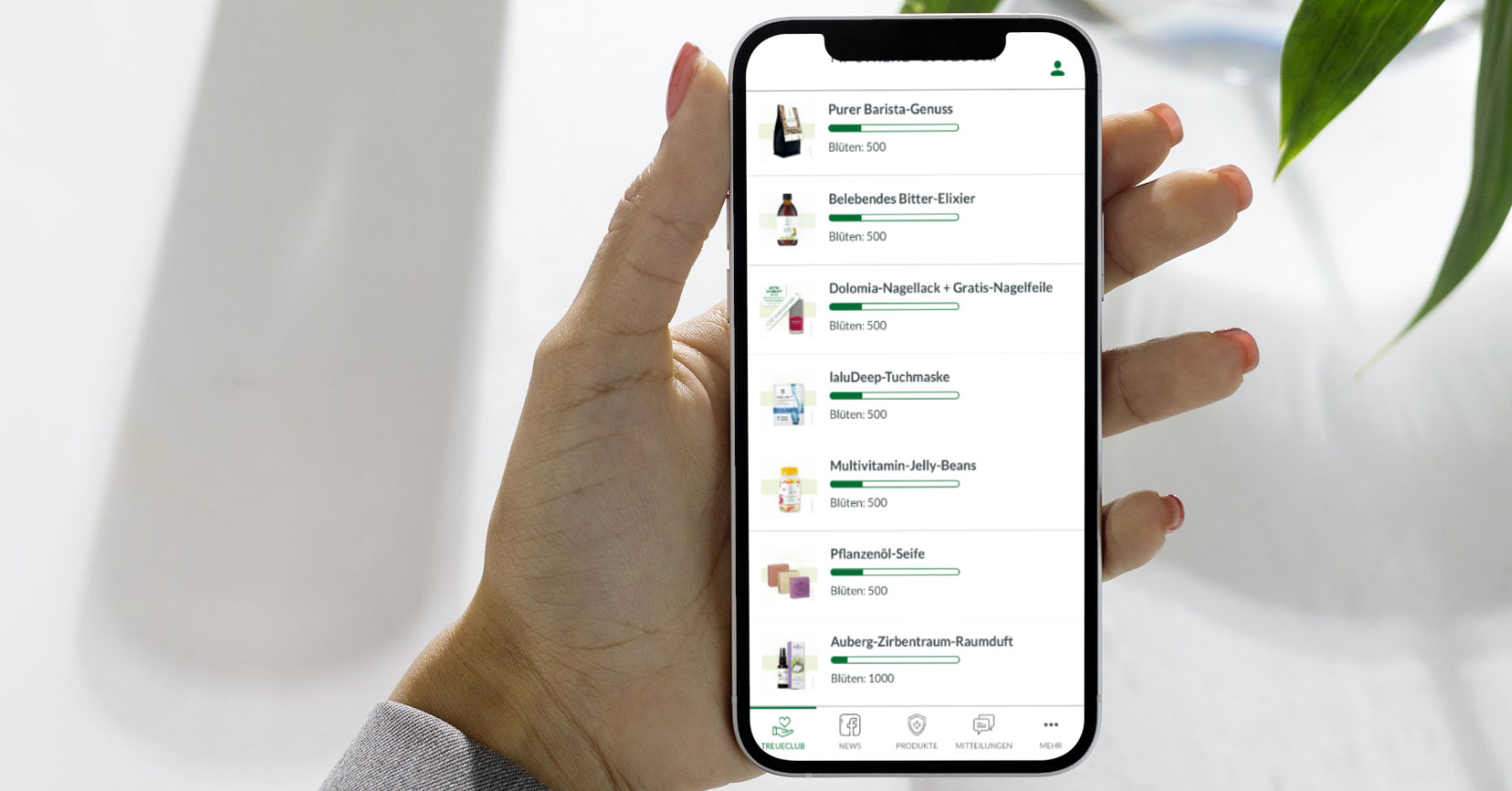 Smartphone mit Kunden-Club-Angeboten der Loosdorf-Apotheke in einer Hand